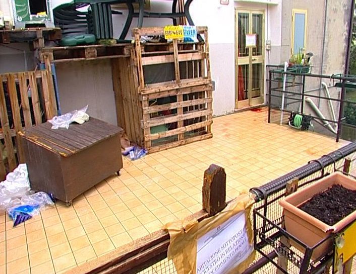 porta ingresso La porta d'ingresso dove è stata trovata la vittima