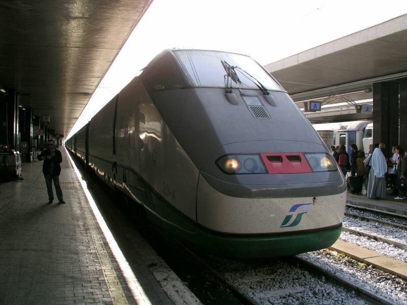 Nella foto, un eurostar fermo in stazione