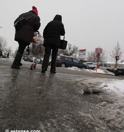 Due donne spingono il carrello della spesa sul ghiaccio al CC Il Castello