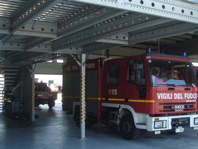 Auto nel canale, anziana illesa