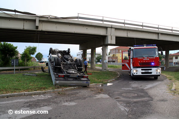 Camion con gru sbatte contro un ponte
