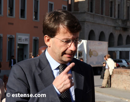 Mani nelle tasche dei parlamentari ferraresi