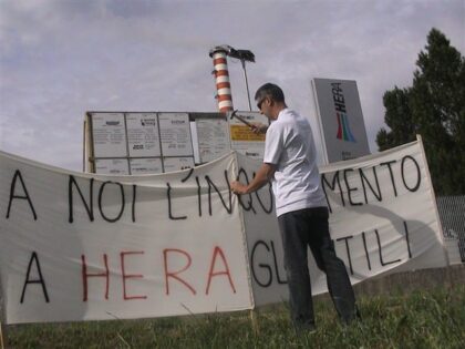 Una manifestazione di 15 anni fa davanti all'inceneritore