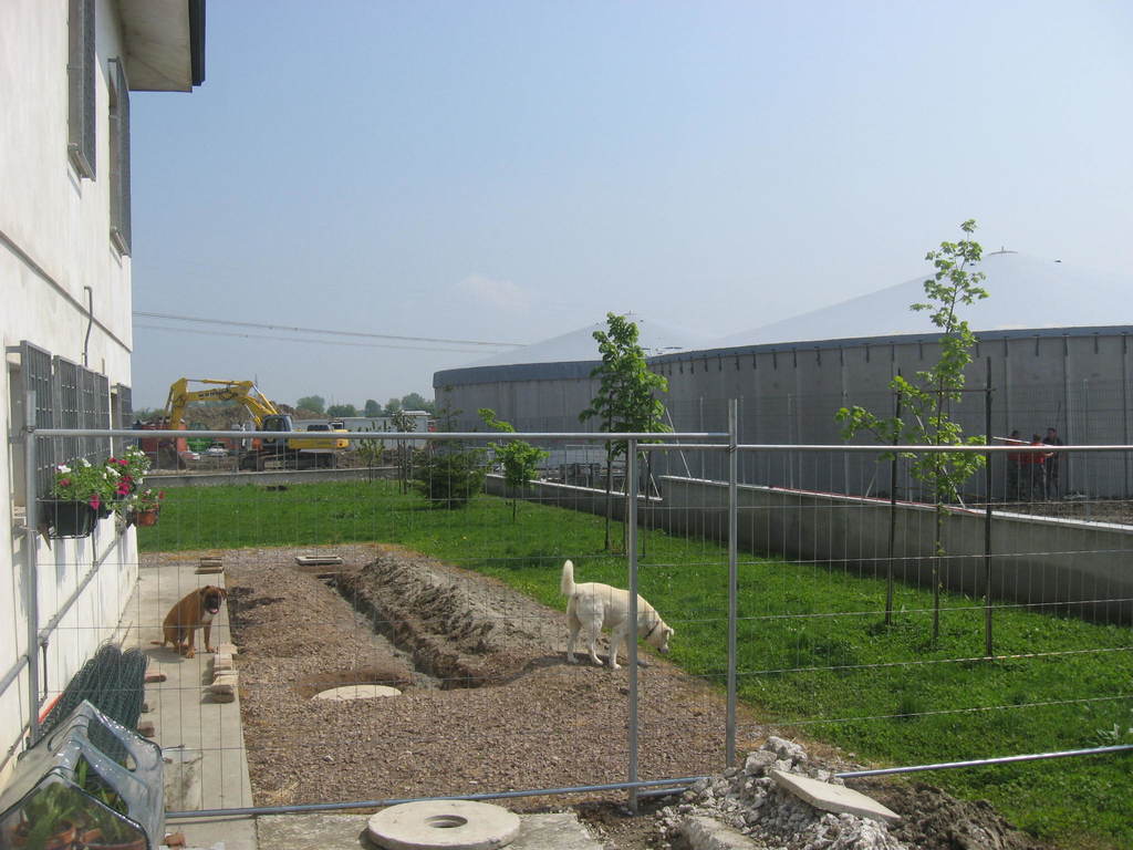 Accerchiato da quattro impianti