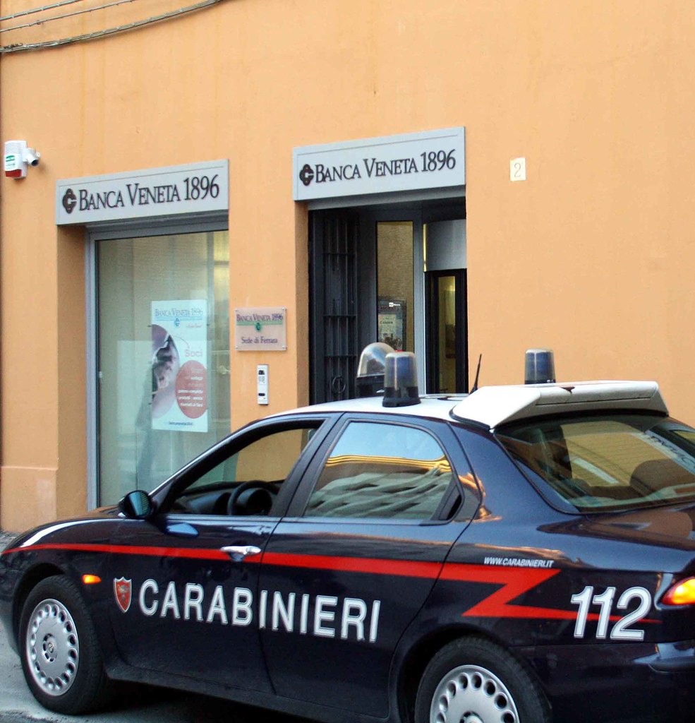 Direttore di banca ‘stende’ il rapinatore