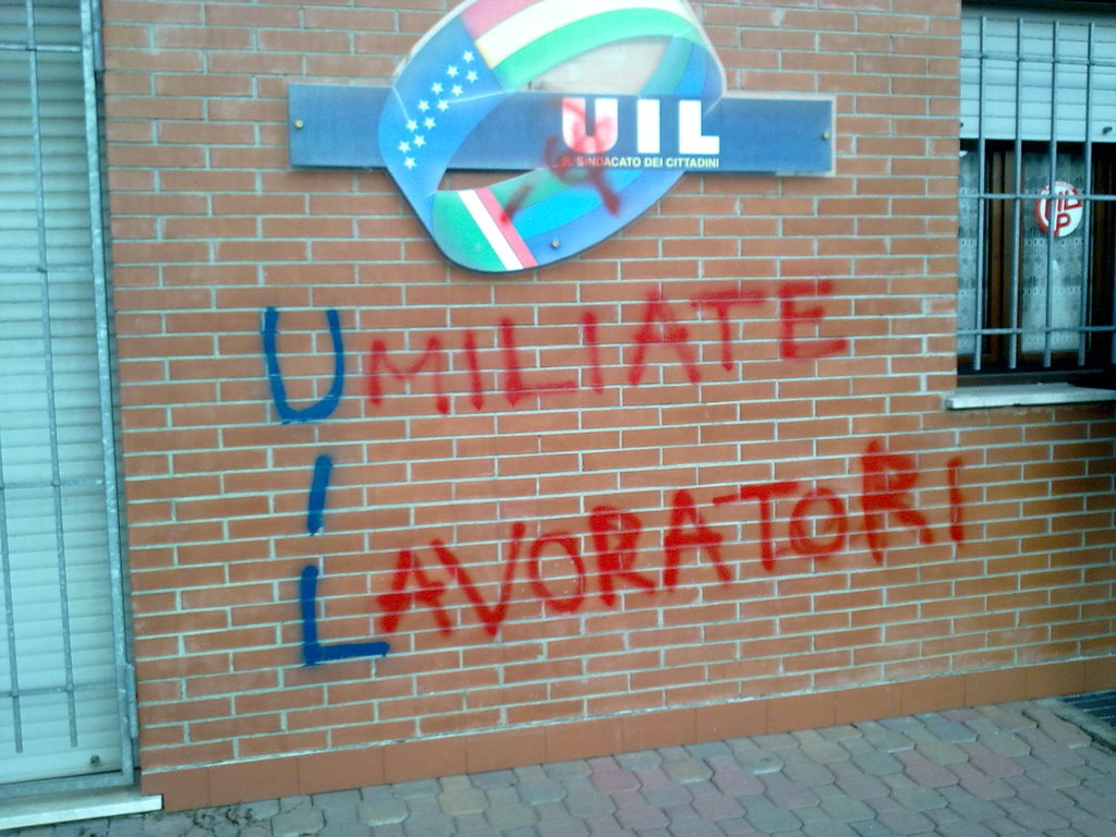Falce e martello sulle sedi dei sindacati