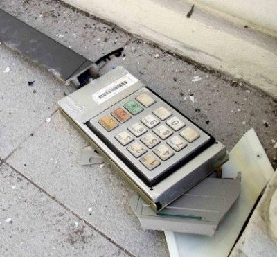 Esplode un altro bancomat in via Modena