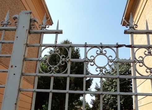 Infilzato mentre scavalca il cancello