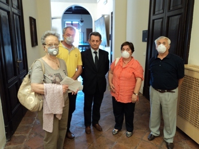 I politici in aula, la gente fuori