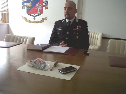 Paga la prostituta poi la rapina