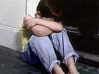 “L’ho visto prendere a calci il figlio di 3 anni”