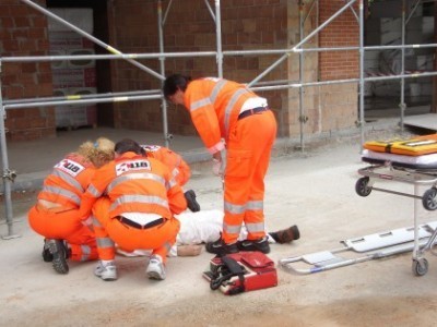 Cede il tetto e si schianta da 15 metri