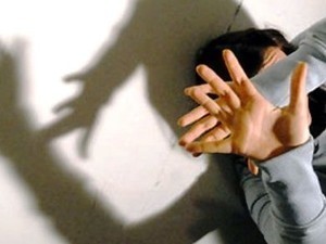 Calci e pugni alla moglie incinta