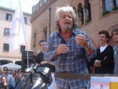 Grillo: “Licenziare i poliziotti”