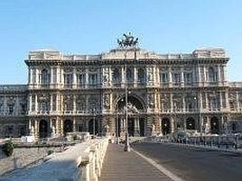 La stuprò puntandole una pistola alla tempia, la Cassazione annulla la condanna