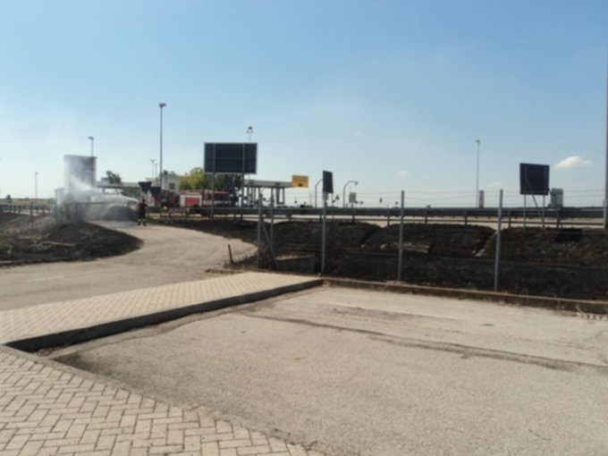 Inferno in A13, rotoballe a fuoco