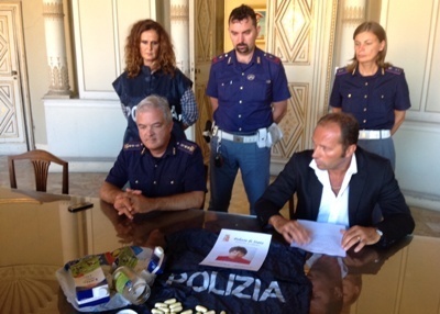 Gli ovuli di eroina nella spazzatura