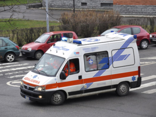 Si butta dalla finestra per amore. Resta illeso e abbandonato