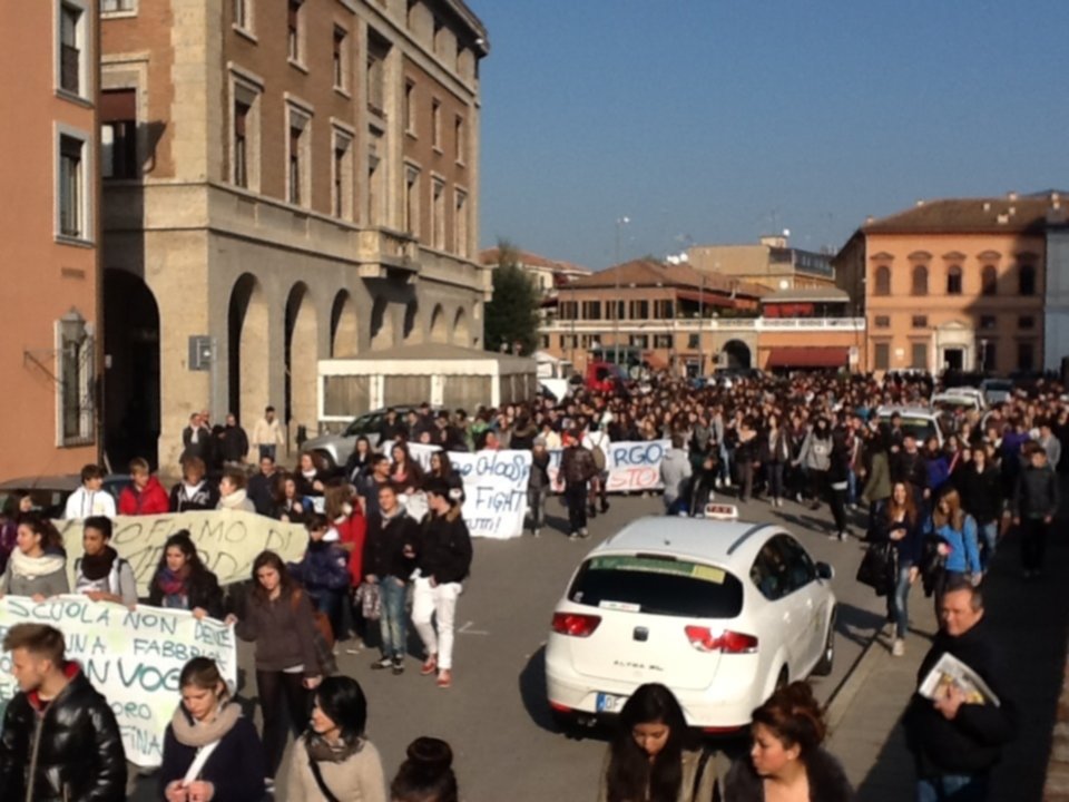 Duemila studenti in piazza contro i tagli