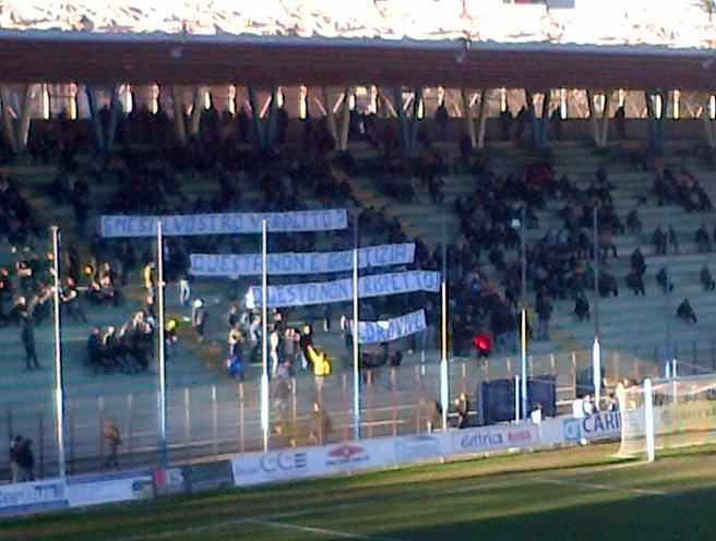 Lo striscione per Federico Aldrovandi