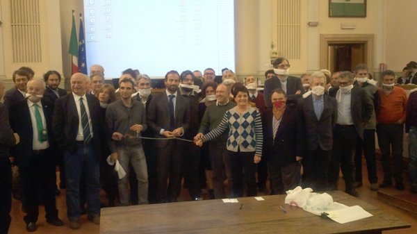 Il Consiglio si incatena