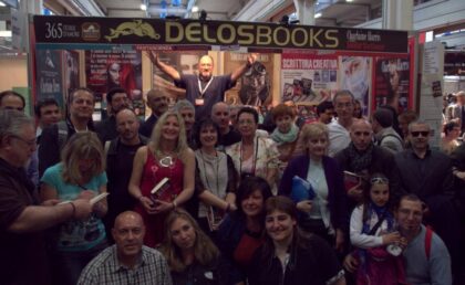 Delos al Salone del Libro con Franco Forte dietro al gruppo