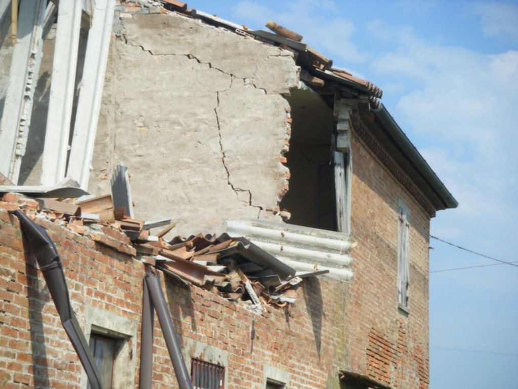 Post sisma, chi non ha ancora una casa e chi si è fatto una reggia