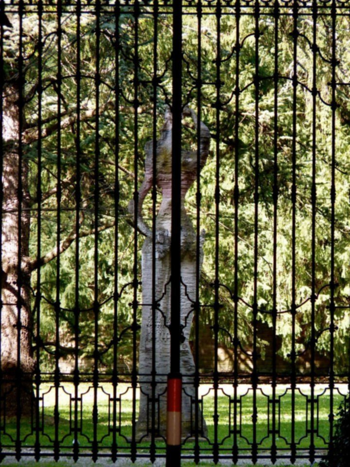 Sculture “imprigionate” nel parco: “Perché non spostarle”?