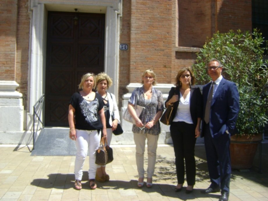 Le figlie della vittima con i loro avvocati