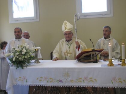 monsignor Soddu che ha benedetto la struttura