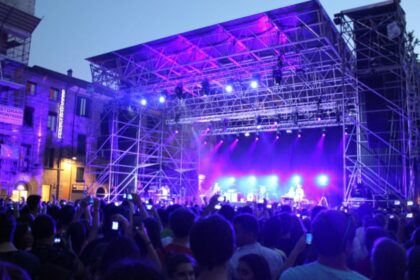 Piazza Castello gremita per il concerto dei "Fun" (foto Elena Pasqualini)
