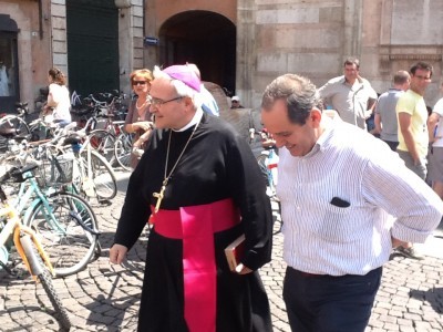 Il vescovo si ricorda di chi in vacanza non va