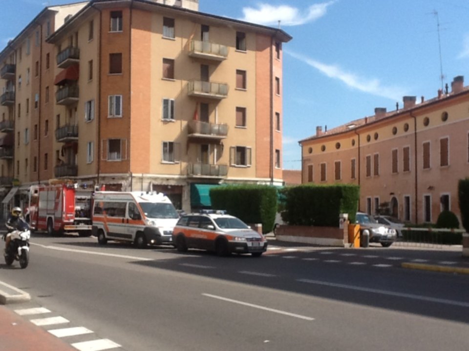 Minaccia ancora di dar fuoco all’appartamento