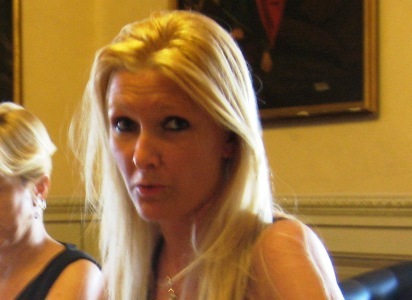 Sindaca minacciata con l’acido querelò commentatori. Per il giudice è “critica politica”