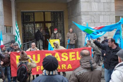 Anche una delegazione dei lavoratori Basell ha partecipato al presidio di fronte al municipio di Comacchio