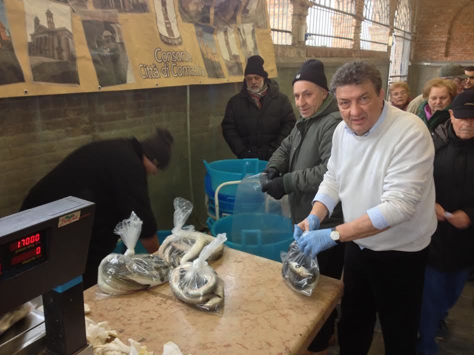 Natale 2025, in Manifattura la vendita a prezzo calmierato di anguille e cefali