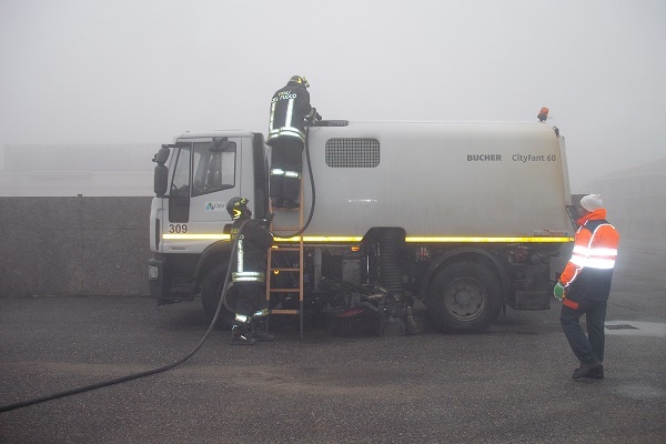 Autocarro prende fuoco mentre raccoglie le foglie