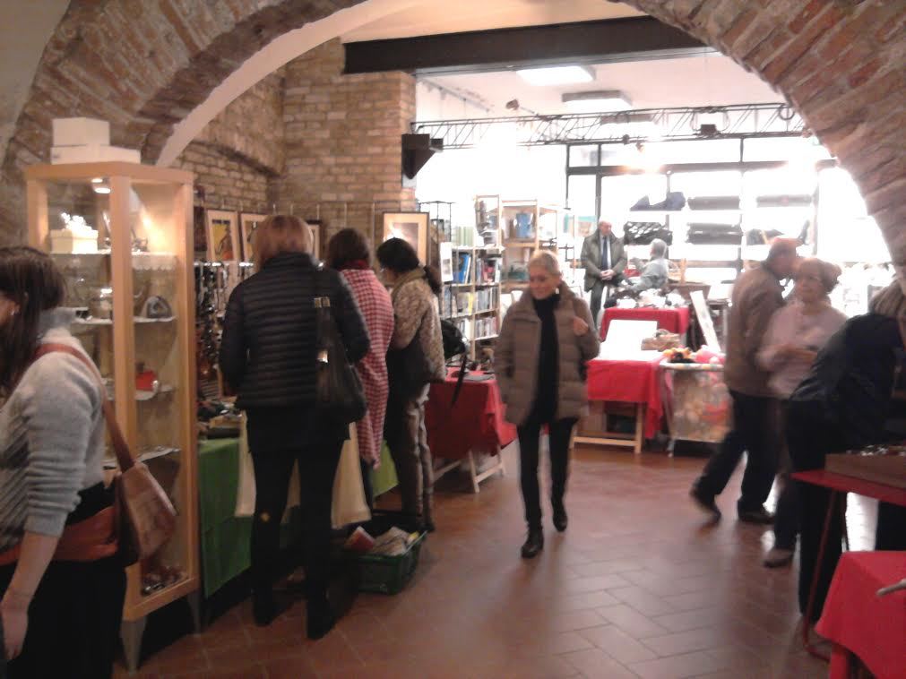 Un mercatino in sostegno dei bambini in Congo