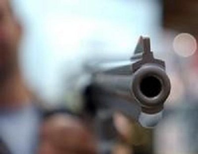 Pistola alla schiena per un favore