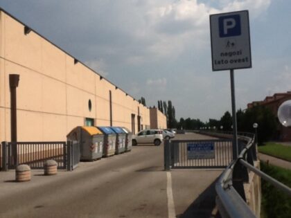 Il cancello usato dai ladri per accedere all'entrata laterale