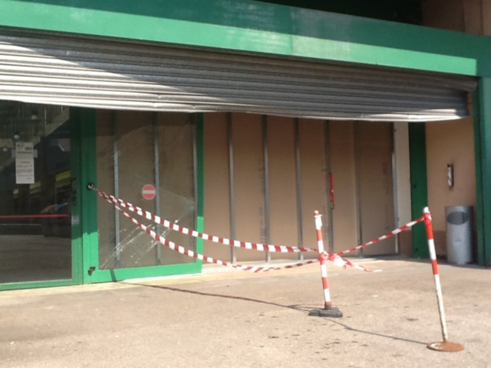 Fanno breccia con il furgone e rubano il bancomat