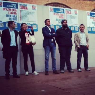 Zaghini (il primo a sinistra) sul palco con Renzi a Ferrara