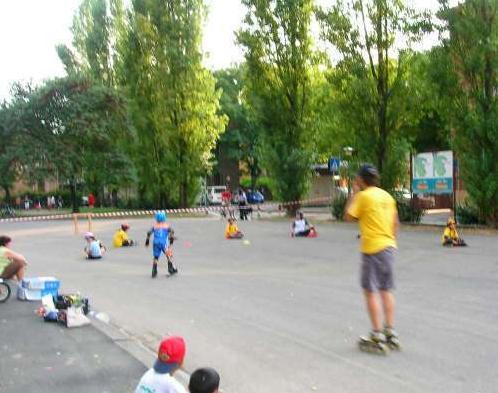La scuola di pattinaggio torna per le vie della città