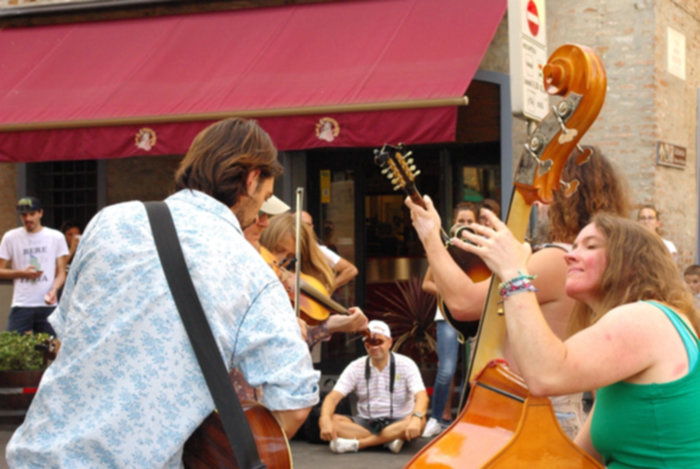 Note in strada, il secondo giorno del Buskers Festival
