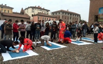 “Per salvare una vita metti le mani sul cuore”, il 118 scende in piazza