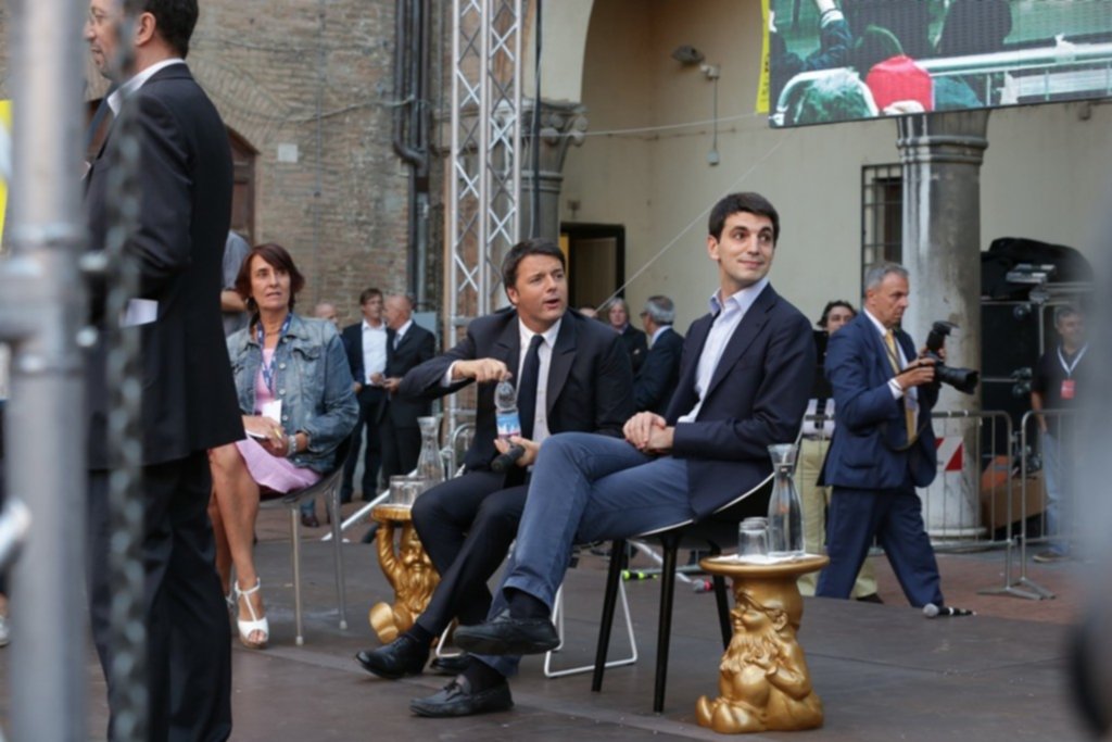 Renzi a Ferrara: più applausi che fischi, più domande che risposte