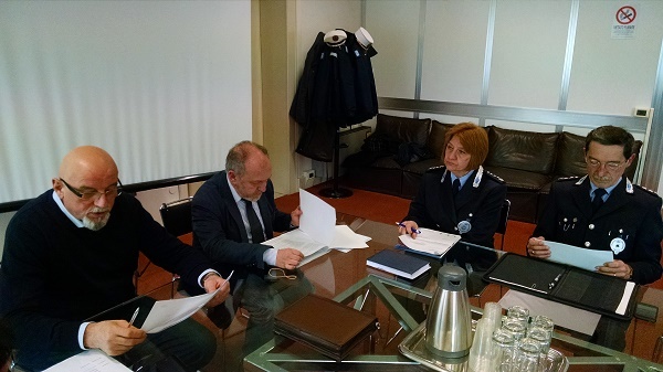 Spray e bastone per la polizia Municipale