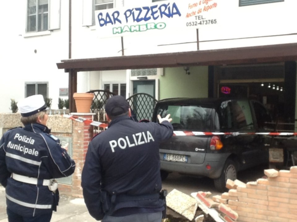 Pizzaiolo ribelle sfascia il locale con l’auto