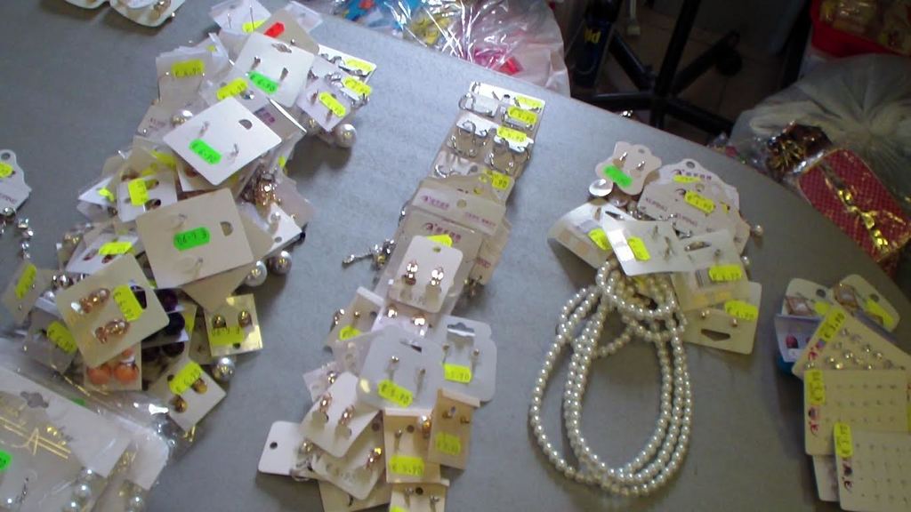 Blitz delle fiamme gialle nel maxistore: sequestrati 5mila articoli illegali