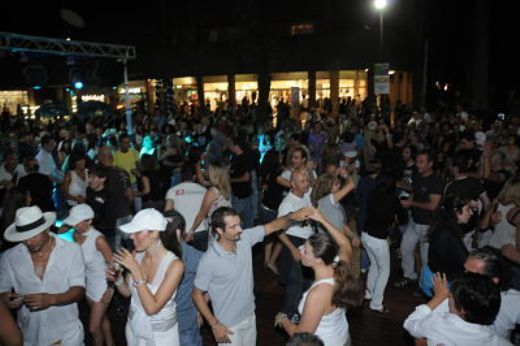 A Lido Estensi si balla in strada a ritmo di salsa